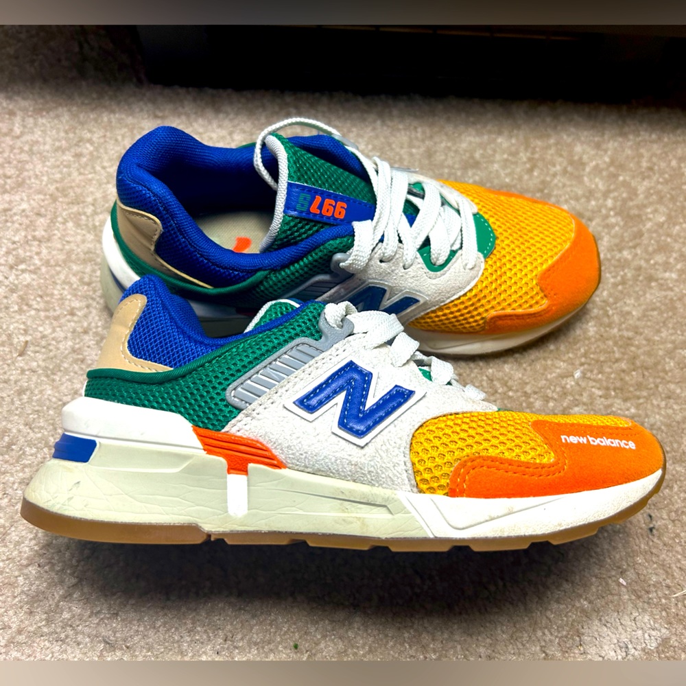 Like new Unisex New Balance 997